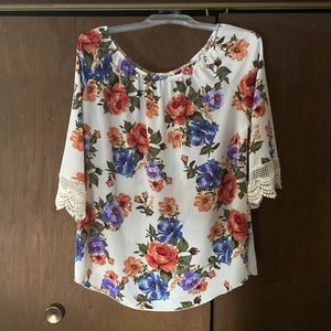 Floral top with crochet wide sleeves